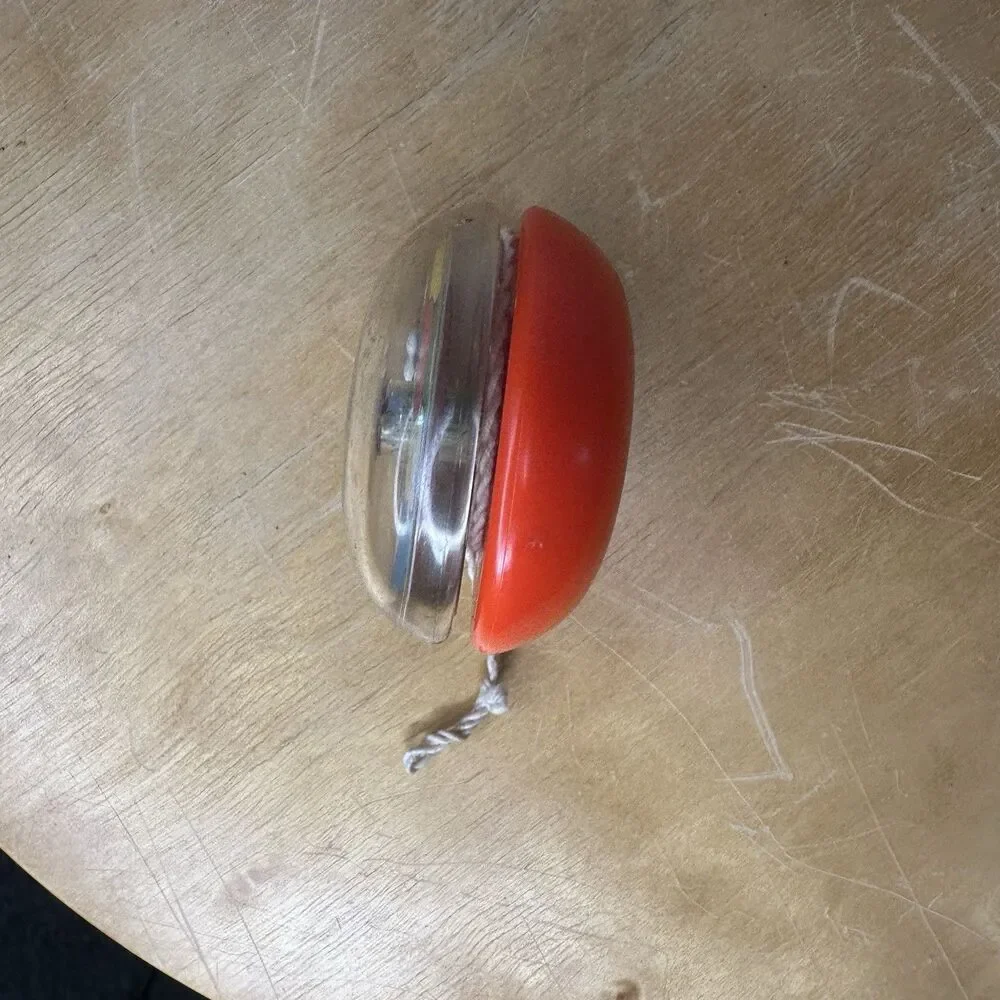 Vintage Snoopy Yo-yo, 1968 UNITED FEATURE SYNDICATE INC with hole in ball game